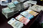 Funkcjonariusze ujawnili i zabezpieczyli  gotówkę w  różnych walutach o łącznej wartości 160.480,00 zł.