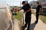 Funkcjonariusze Mazowieckiego Urzędu Celno-Skarbowego kontrolują samochody wywożące z bazarów w Wólce Kosowskiej zakupiony towar