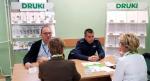 Pracownik Urzędu Skarbowego w Piasecznie oraz policjant rozmawiają z seniorami
