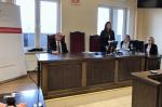 Pracownicy Urzędu Skarbowego w Piasecznie prowadzący spotkanie informacyjne w sądzie