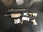 Zdjęcie elementów broni ułożonych na blacie biurka