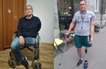 Podopieczny Stowarzyszenia Krzysztof, który w wyniku wypadku stracił rękę i nogę siedzi na wózku inwalidzkim, obok na zdjęciu Krzysztof z założonymi protezami