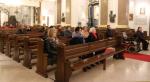 W ławkach siedzą uczestnicy uroczystości w Katedrze Wojska Polskiego podczas mszy św. w intencji Stowarzyszenia (organizatora nakrętkowej akcji) i jego podopiecznych