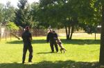 Na zdjęciu dwóch mężczyzn i pies służbowy Służby Więziennej, podczas ćwiczeń symulujących ucieczkę jednego z mężczyzn