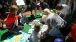 Dzieci układają puzzle z chronionymi gatunkami zwierząt