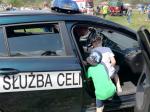 Dzieci z dużym zainteresowaniem oglądają z bliska samochód Służby Celno-Skarbowej.