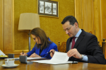 Mateusz Morawiecki i Gertruda Uścińska podpisujący porozumienie