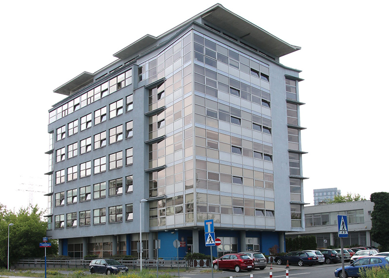 Budynek Izby administracji Skarbowej w Warszawie, parking i samochody.