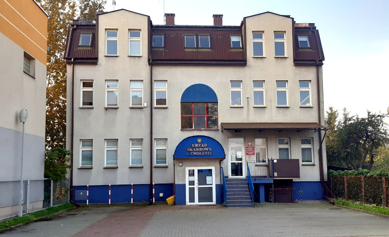 Budynek Urzędu Skarbowego w Zwoleniu. Przed budynkiem pusty parking.