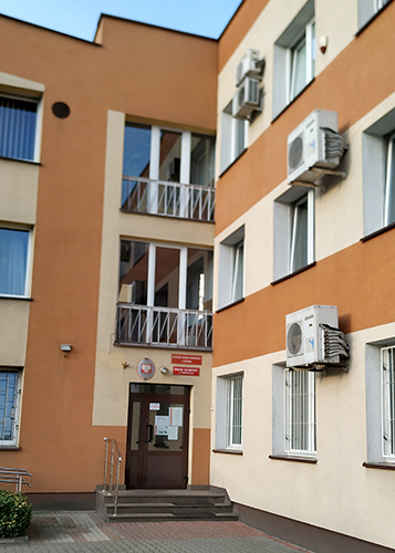 Budynek Urzędu Skarbowego w Żurominie, wejście i schody.