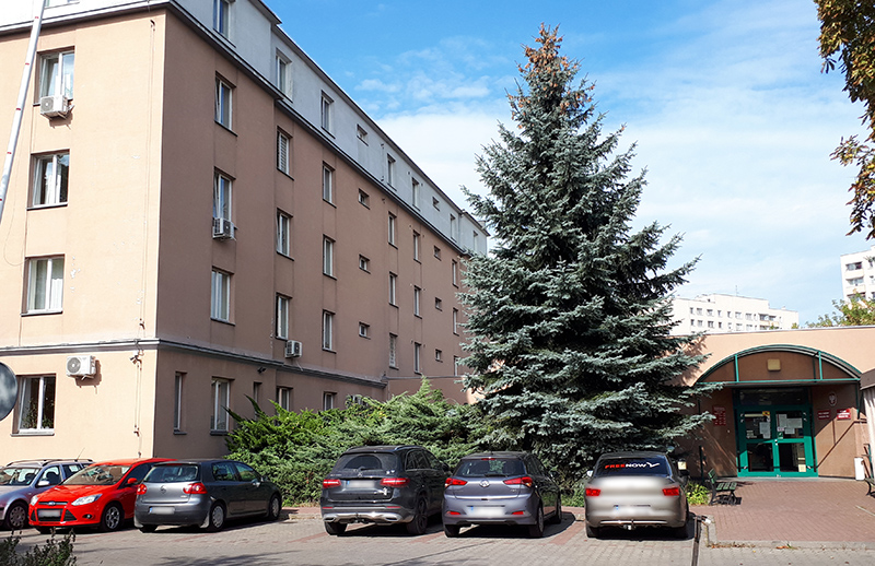 Urzędu Skarbowego Warszawa-Wola, Przed budynkiem parking i samochody.