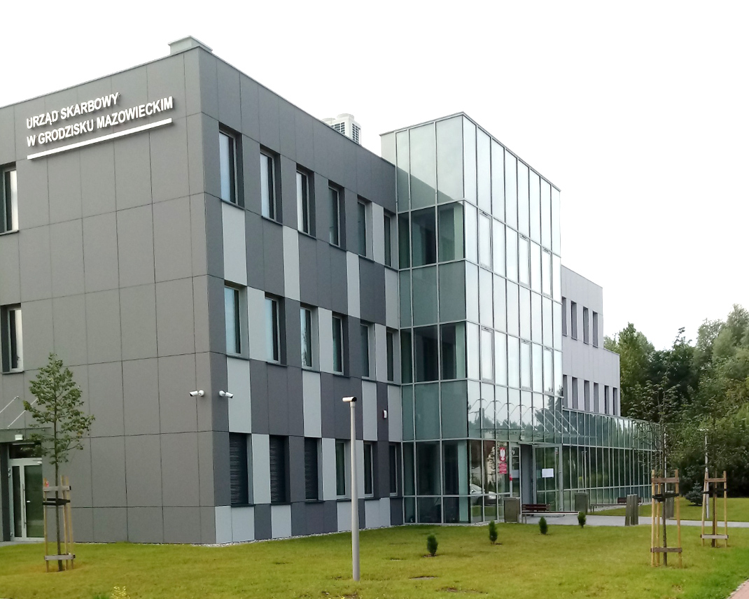 Budynek Urzędu Skarbowego w Grodzisku Mazowieckim. Przed budynkiem trawa.