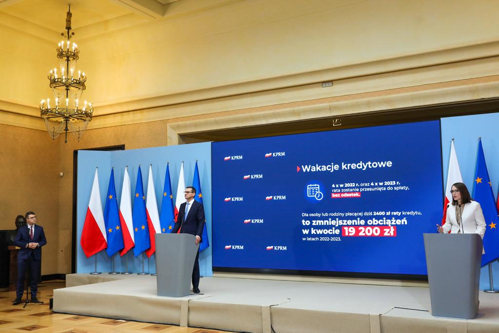 Magdalena Rzeczkowska - minister finansów - na tle prezentacji Wspieramy Polaków w spłacie kredytów hipotecznych