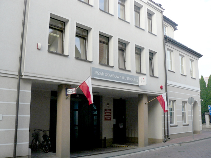 Budynek Urzędu Skarbowego w Ostrołęce. Brama główna podparta dwoma filarami.