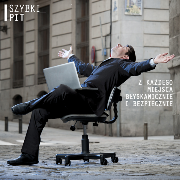 Grafika promująca akcję "Szybki PIT": mężczyzna w garniturze siedzący na środku ulicy na biurowym krześle, trzymający na kolanach laptop
