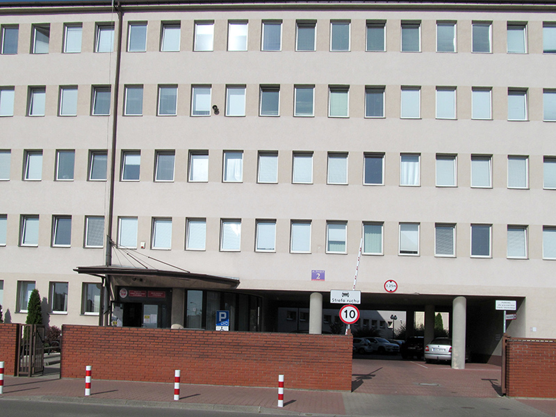 Budynek Urzędu Skarbowego w Wołominie, wejście główne.