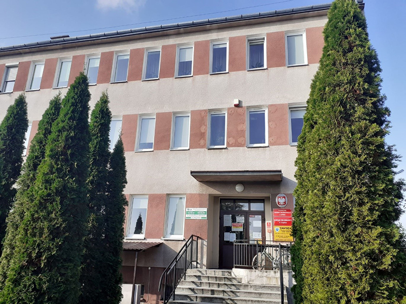 Budynek Urzędu Skarbowego w Lipsku, wejście, schody i przed budynkiem drzewa.