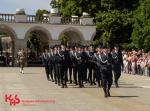 Przed Grobem Nieznanego Żołnierza w Warszawie maszerują funkcjonariusze z Kompanii Honorowej Krajowej Administracji Skarbowej, wokół stoją zgromadzeni ludzie   