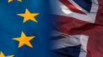 Zachodzące na siebie dwie flagi Unii Europejskiej i Wielkiej Brytanii