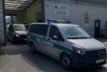 Dwa samochody służbowe wyjeżdżające z terenu Aresztu Śledczego Warszawa-Białołęka