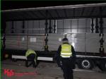 Funkcjonariusze KAS kontrolują samochód ciężarowy
