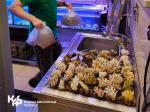 Funkcjonariusz przenosi w torebkach foliowych koralowce do zamrażarki