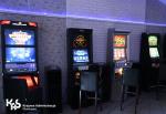 W pomieszczeniu stoją cztery nielegalne automaty do gier hazardowych ujawnione przez mazowiecką Służbę Celno-Skarbową