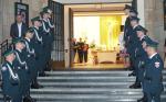Po obu stronach wejścia do kościoła stoją funkcjonariusze Kompanii Honorowej
