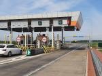 Punkt poboru opłat na autostradzie. Bramki wjazdowe z oznakowaniem e-TOLL