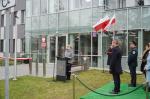 Naczelnik Urzędu Skarbowego w Grodzisku Mazowieckim wygłasza przemówienie, obok stoją przedstawiciele władz samorządowych, służb mundurowych i Krajowej Administracji Skarbowej