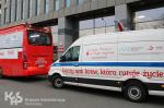 Ambulans i bus z Centrum krwiodawstwa.