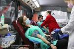 Krwiodawczyni i krwiodawca na fotelach w ambulansie oddają krew.