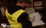 Funkcjonariusz Służby Celno-Skarbowej przegląda i zabezpiecza dokumentację podczas akcji  