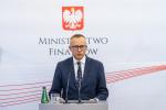 Wiceminister Artur Soboń, w tle logo MF