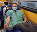Krwiodawca w ambulansie na fotelu podczas oddawania krwi