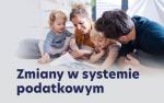 Napis: Zmiany w systemie podatkowym oraz rodzice z dwójką dzieci oglądają książeczkę.