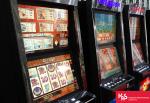Trzy automaty do gier hazardowych.