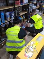 Funkcjonariusze Służby Celno-Skarbowej podczas kontroli stoiska z zabawkami 