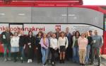 Grupa osób stoi przed ambulansem przed oddaniem krwi