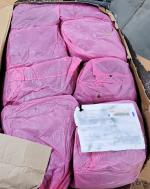 Różowe worki w otwartym pudle.