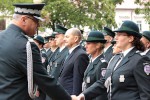 Zastępca Szefa służby Celnej Sławomir Pichor wręcza awanse funkcjonariuszom celnym