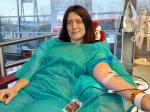 Krwiodawczyni oddaje w ambulansie krew