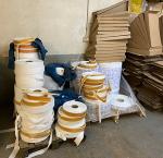 Szpule owijek do papierosów i opakowania kartonowe na papierosy.