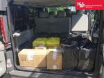 Worki foliowe i kartony wypełnione nielegalnymi wyrobami tytoniowymi w przestrzeni bagażowej pojazdu