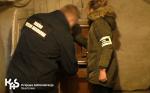 Funkcjonariusz i funkcjonariuszka Służby Celno-Skarbowej otwierają drzwiczki szafki