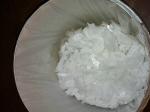  Krystaliczna, biała substancja w wiadrze - metamfetamina