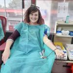 Uśmiechnięta krwiodawczyni w ambulansie.