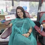 Krwiodawczyni trzyma opakowanie z czekoladami.