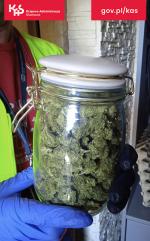 Słoik z narkotykami.