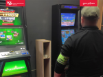 Funkcjonariusz SCS przy automatach do gier